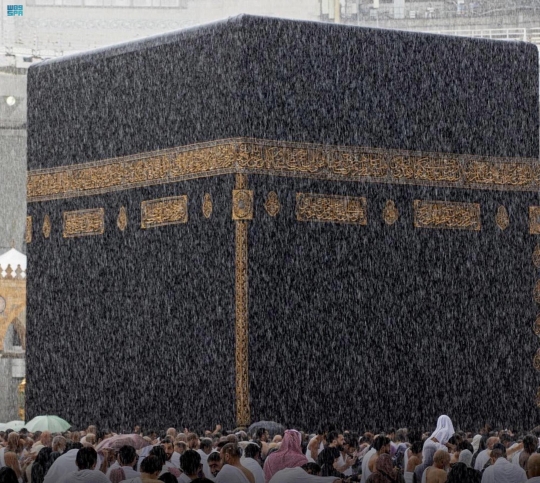 Suasana Masjidil Haram Diguyur Hujan Lebat, Jemaah Tetap Khusyuk Doa di Depan Ka'bah