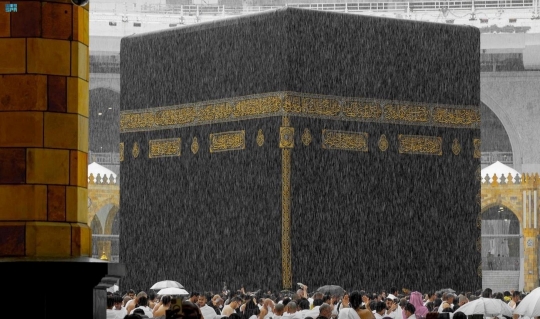 Suasana Masjidil Haram Diguyur Hujan Lebat, Jemaah Tetap Khusyuk Doa di Depan Ka'bah