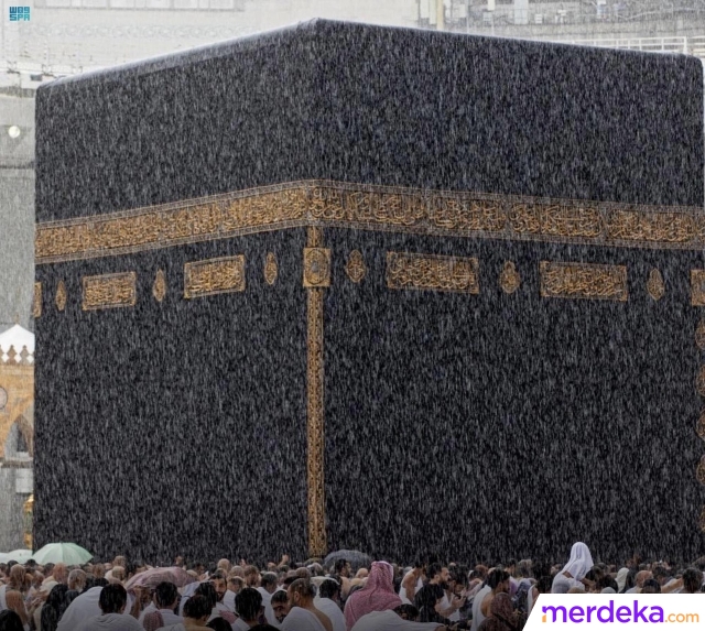 Foto Suasana Masjidil Haram Diguyur Hujan Lebat Jemaah Tetap Khusyuk Doa Di Depan Kabah 