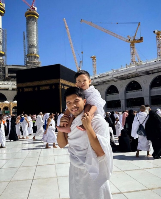 Rasakan Momen Puasa di Tanah Suci, 5 Artis Ini Jalani Umrah di Bulan Ramadan