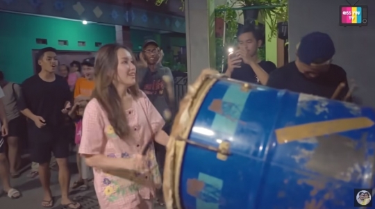 Kompak dengan Pemuda Desa, Intip Momen Ayu Ting Ting Bangunkan Warga Sahur