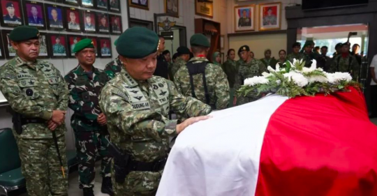 Wajah Sendu Letjen Maruli Simanjuntak di Persemayaman Prajurit TNI Gugur di Papua