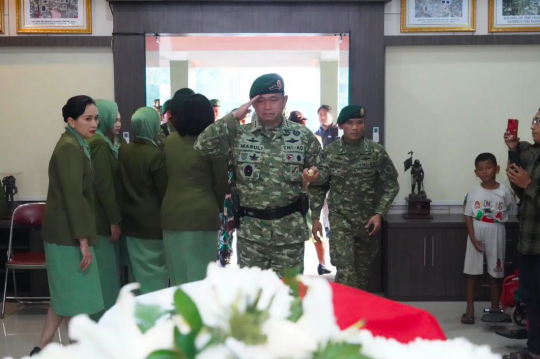 Wajah Sendu Letjen Maruli Simanjuntak di Persemayaman Prajurit TNI Gugur di Papua