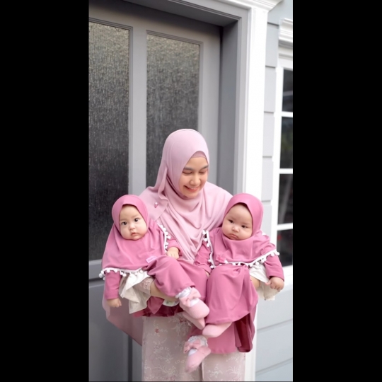 Super Gemas! Deretan Foto Alma dan Alsha Anak Kembar Anisa Rahma Kenakan Hijab