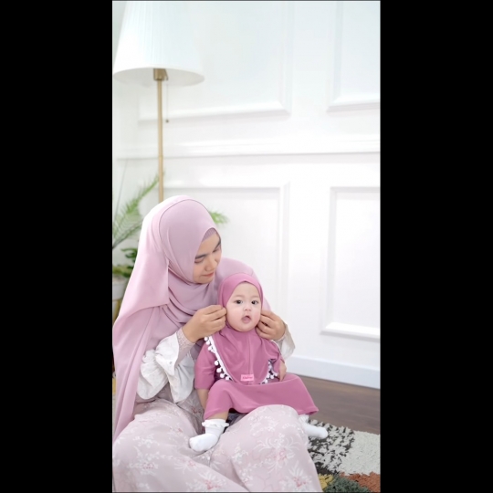 Super Gemas! Deretan Foto Alma dan Alsha Anak Kembar Anisa Rahma Kenakan Hijab