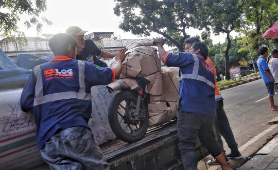 Laris Manis Jasa Pengiriman Motor Pemudik Jelang Lebaran