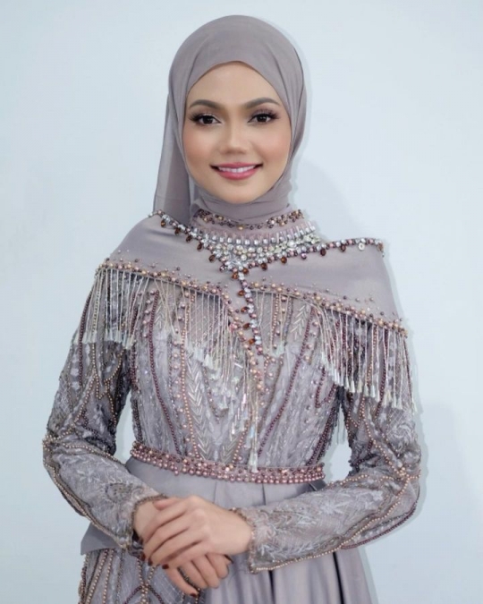 Impersonate Siti Nurhaliza, ini 5 Potret Rina Nose Tampil Berhijab Bikin Pangling!