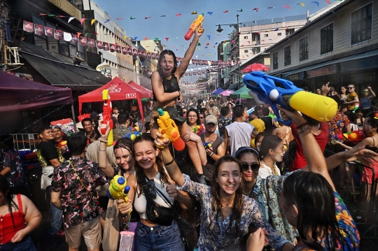 Keseruan Perang Air di Festival Songkran Thailand