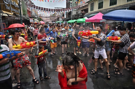 Keseruan Perang Air di Festival Songkran Thailand