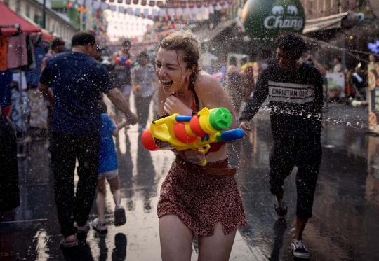 Keseruan Perang Air di Festival Songkran Thailand