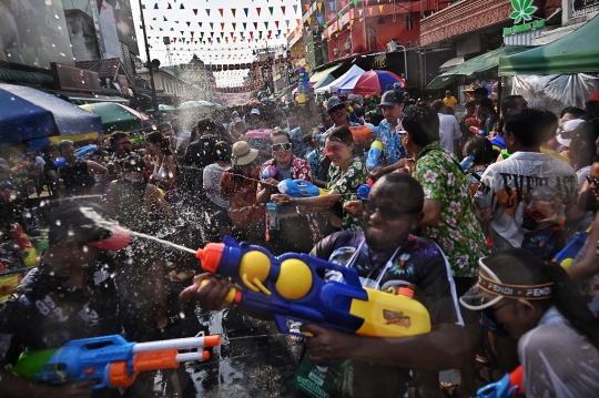 Keseruan Perang Air di Festival Songkran Thailand