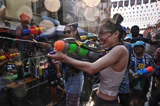 Keseruan Perang Air di Festival Songkran Thailand