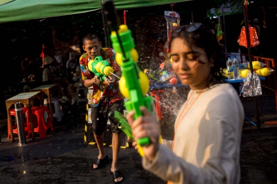 Keseruan Perang Air di Festival Songkran Thailand