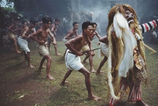 Potret Ritual 'Ngunying' 1956, Tradisi Bali Bentuk Abdi pada Sang Hyang Widhi Wasa