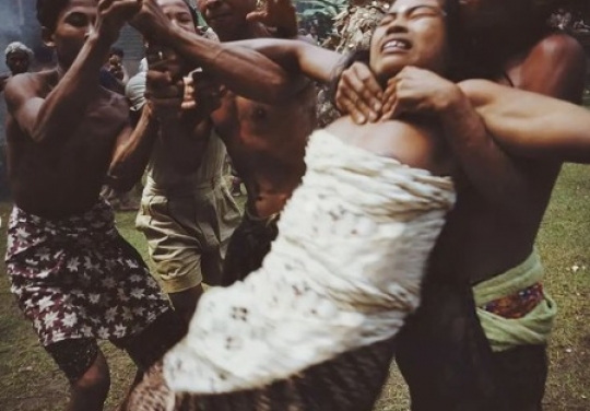 Potret Ritual 'Ngunying' 1956, Tradisi Bali Bentuk Abdi pada Sang Hyang Widhi Wasa