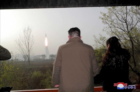 Momen Kim Jong-un dan Putrinya Semringah Lihat Kehebatan Rudal Hwasong-18