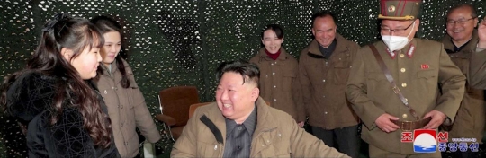 Momen Kim Jong-un dan Putrinya Semringah Lihat Kehebatan Rudal Hwasong-18