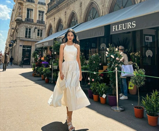 Potret Cantik Anya Geraldine Dalam Balutan Dress Putih di Paris Sukses Curi Perhatian