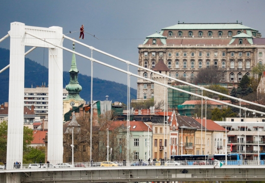 Aksi Menantang Maut Seniman Hungaria di Ketinggian 30 meter