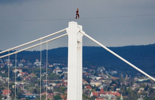 Aksi Menantang Maut Seniman Hungaria di Ketinggian 30 meter