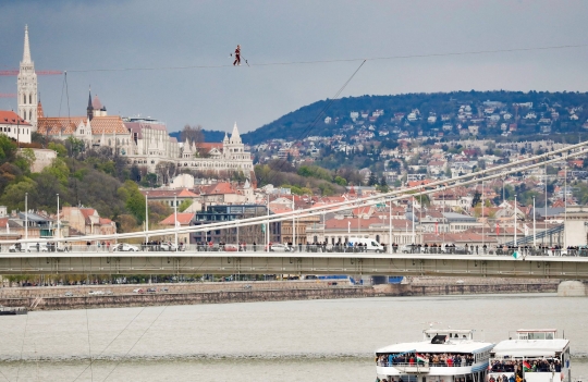 Aksi Menantang Maut Seniman Hungaria di Ketinggian 30 meter