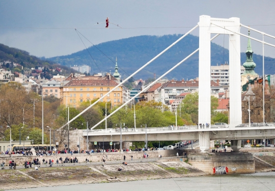 Aksi Menantang Maut Seniman Hungaria di Ketinggian 30 meter