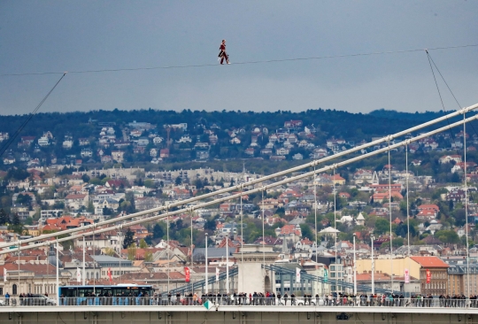 Aksi Menantang Maut Seniman Hungaria di Ketinggian 30 meter