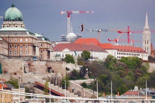 Aksi Menantang Maut Seniman Hungaria di Ketinggian 30 meter