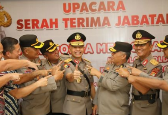 Foto : Salam Komando Irjen Hendro Dengan Brigjen Suyudi, Penggantinya ...