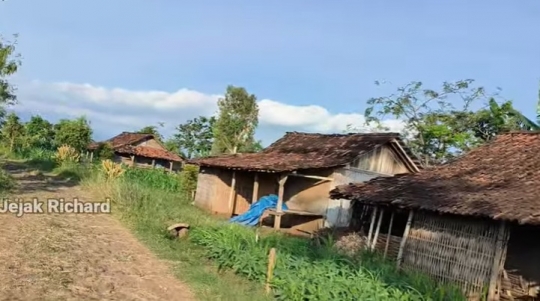 Hari Gini Belum Pakai Listrik, Ini Potret Kampungnya yang Memprihatinkan