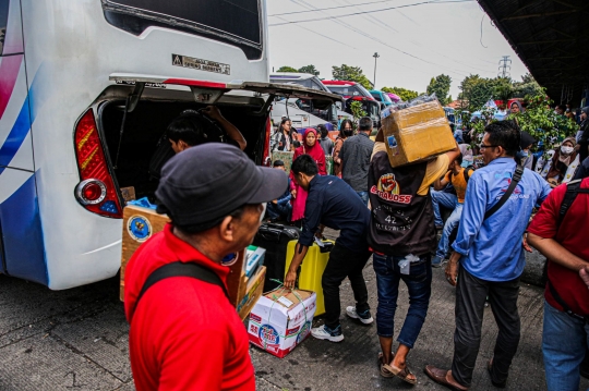 Pemudik Mulai Padati Terminal Kampung Rambutan