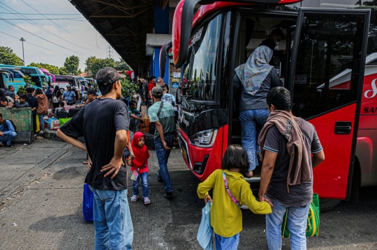 Pemudik Mulai Padati Terminal Kampung Rambutan