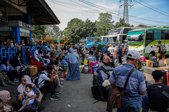 Pemudik Mulai Padati Terminal Kampung Rambutan