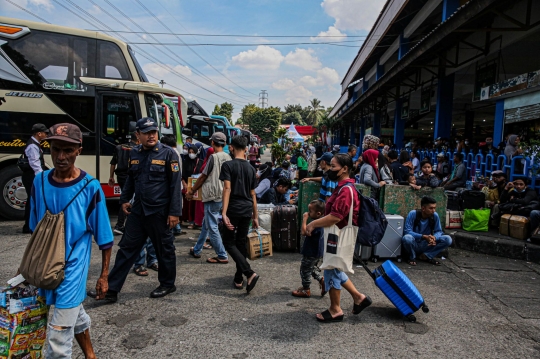 Pemudik Mulai Padati Terminal Kampung Rambutan