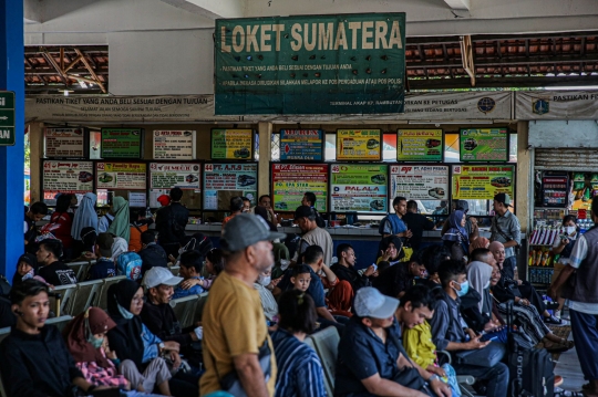 Pemudik Mulai Padati Terminal Kampung Rambutan