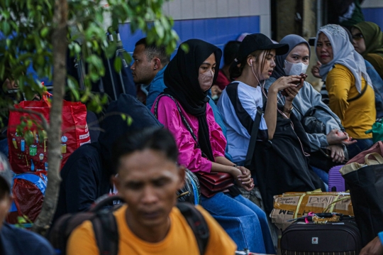 Pemudik Mulai Padati Terminal Kampung Rambutan