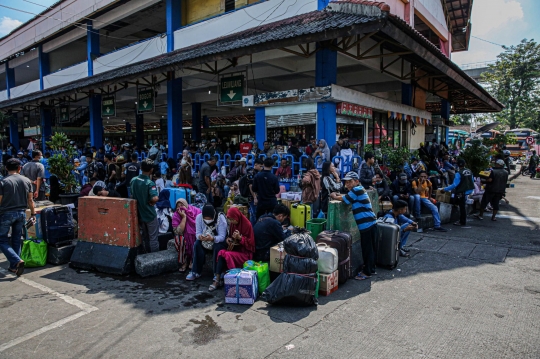 Pemudik Mulai Padati Terminal Kampung Rambutan