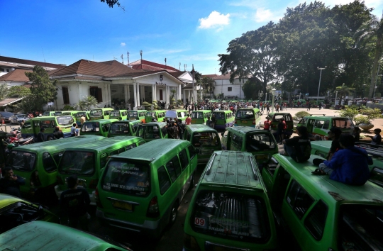 Tuntut Berlakukan Tarif Biskita, Sopir Angkot se-Kota Bogor Geruduk Balai Kota