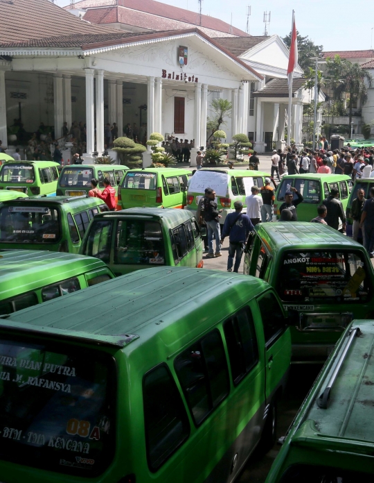 Tuntut Berlakukan Tarif Biskita, Sopir Angkot se-Kota Bogor Geruduk Balai Kota