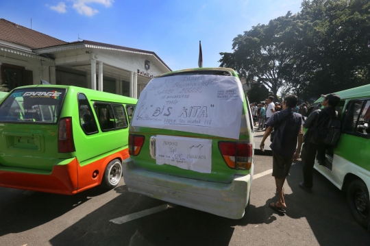 Tuntut Berlakukan Tarif Biskita, Sopir Angkot se-Kota Bogor Geruduk Balai Kota