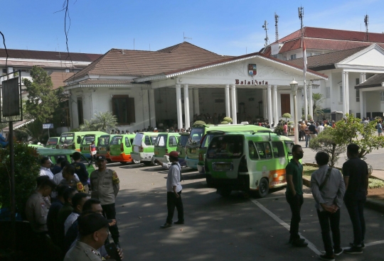 Tuntut Berlakukan Tarif Biskita, Sopir Angkot se-Kota Bogor Geruduk Balai Kota