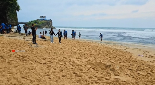 Melihat Keindahan Pantai Mesra, Pemandangannya Cantik Luar Biasa