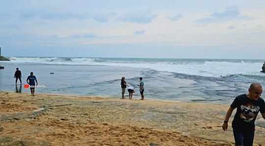 Melihat Keindahan Pantai Mesra, Pemandangannya Cantik Luar Biasa