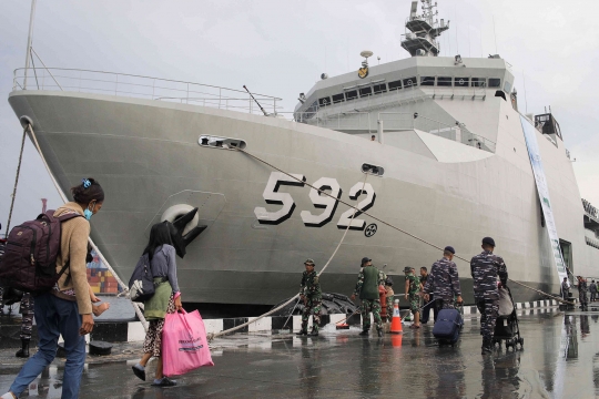 Ratusan Orang Ikuti Mudik Gratis Naik Kapal Perang TNI AL