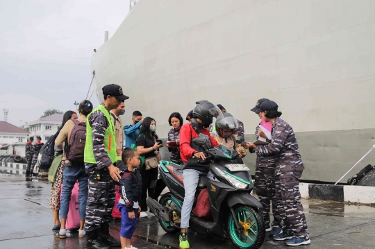 Ratusan Orang Ikuti Mudik Gratis Naik Kapal Perang TNI AL