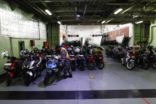 Ratusan Orang Ikuti Mudik Gratis Naik Kapal Perang TNI AL