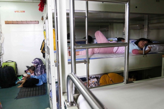 Ratusan Orang Ikuti Mudik Gratis Naik Kapal Perang TNI AL