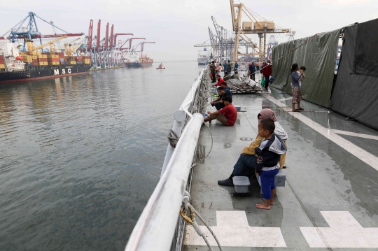 Ratusan Orang Ikuti Mudik Gratis Naik Kapal Perang TNI AL