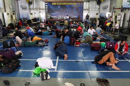 Ratusan Orang Ikuti Mudik Gratis Naik Kapal Perang TNI AL