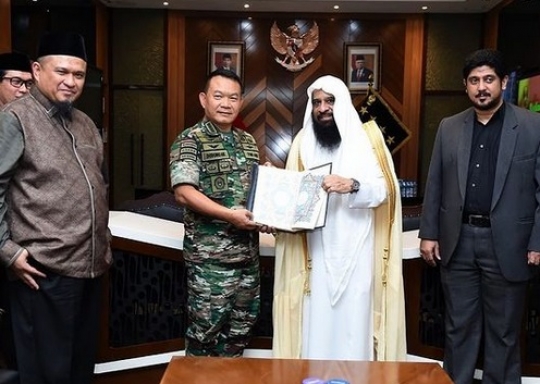 Kasad TNI Dudung Gandengan Tangan dengan Utusan Raja Salman, Dikirimi Alquran